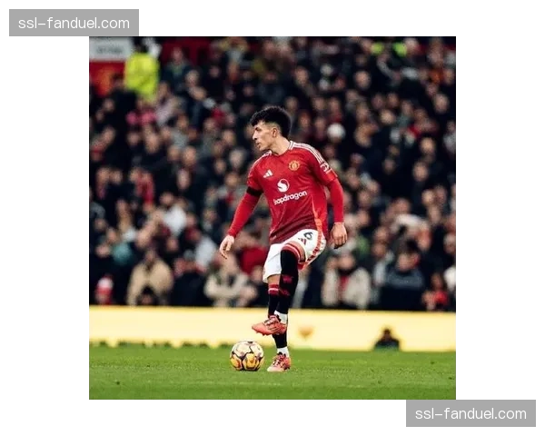 官方：曼联后卫利桑德罗·马丁内斯因脚踝手术，赛季报销