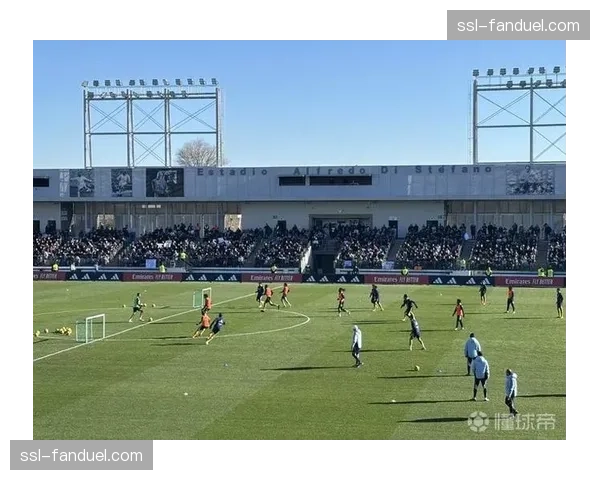 赛前踩场：皇马全员参加合练，仅阿拉巴因伤单独恢复