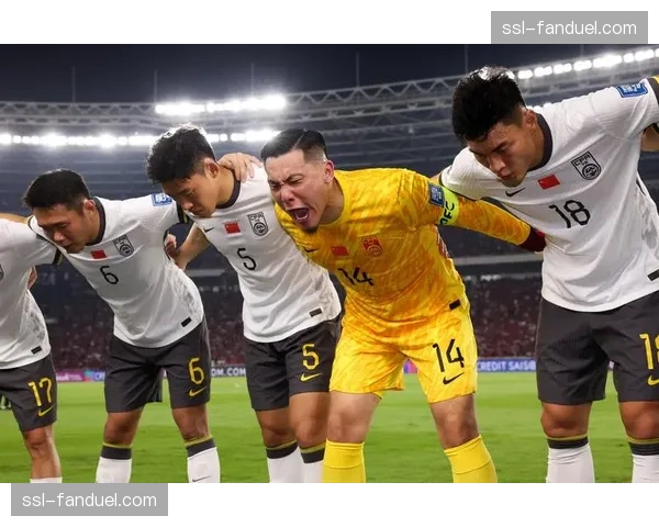 半场战报：浙江队1-0领先深圳，利用角球战术由中卫头槌破门