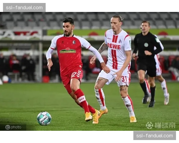 特写：弗赖堡射手格里福在梅开二度后展示印有新生儿名字的T恤