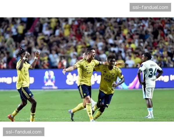 沙特联：利雅得新月提前四轮卫冕，内马尔场边庆祝