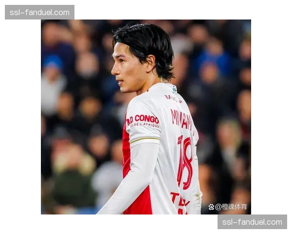 重伤四个月后，南野拓实现身摩纳哥主场看台，球迷齐声高呼-等你-